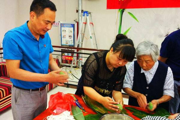 【镜头】浓情端午,“爱”满家园